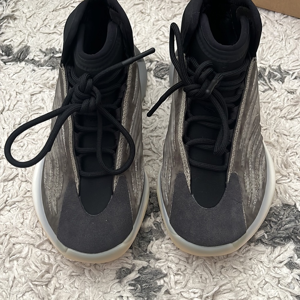 Yeezy QNTM barium